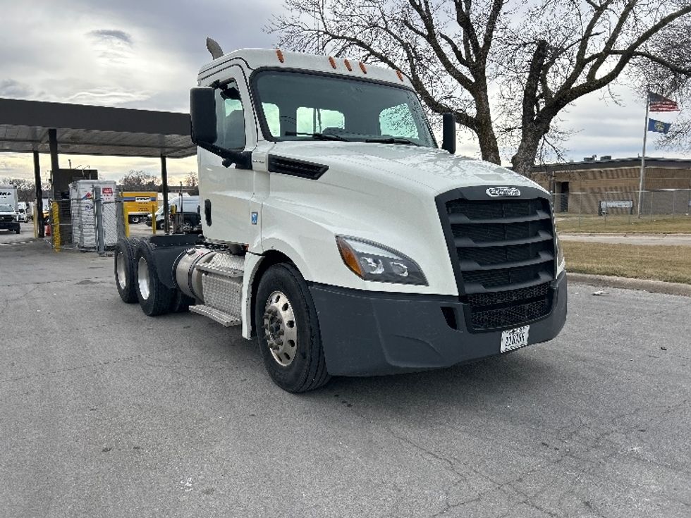 Day Cab Tractor-Heavy Duty Tractors-Freightliner-2019-T12664ST-Omaha-NE-351,419\n\t\tmiles-$ 48,500 - Image 1