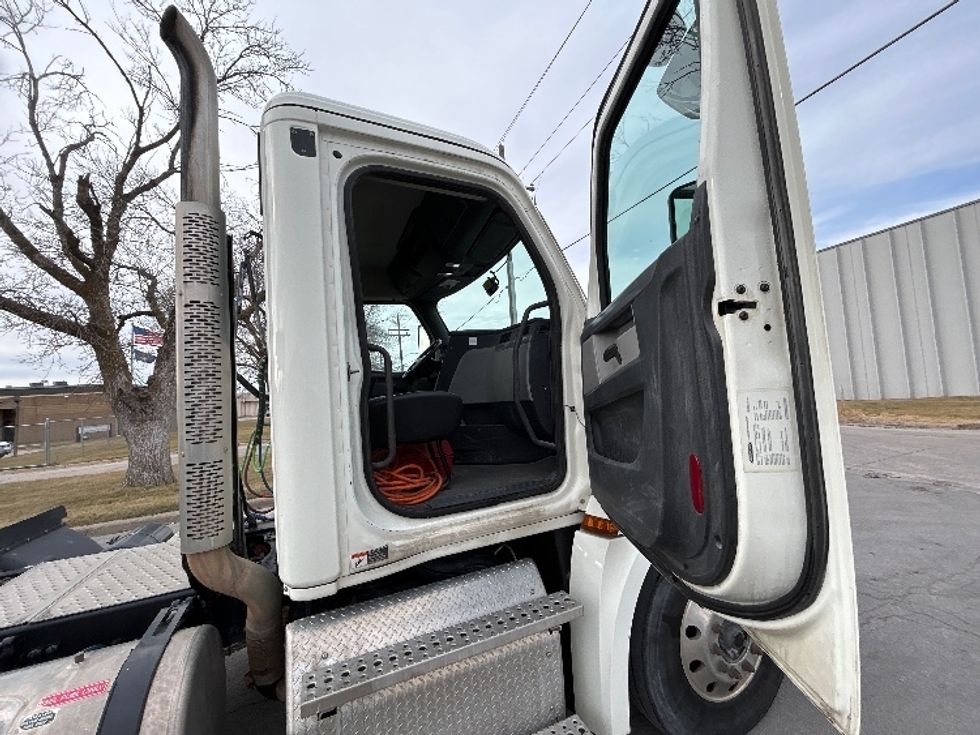 Day Cab Tractor-Heavy Duty Tractors-Freightliner-2019-T12664ST-Omaha-NE-351,419\n\t\tmiles-$ 48,500 - Image 12