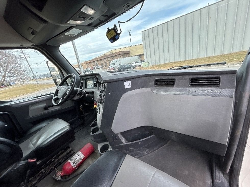 Day Cab Tractor-Heavy Duty Tractors-Freightliner-2019-T12664ST-Omaha-NE-351,419\n\t\tmiles-$ 48,500 - Image 13