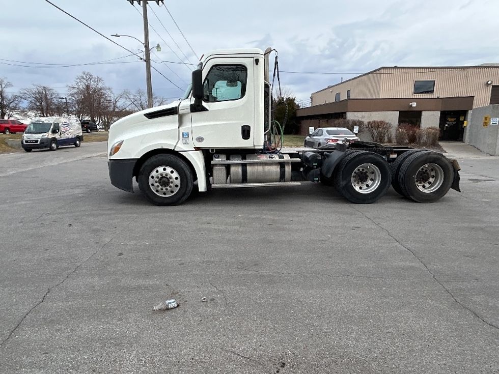 Day Cab Tractor-Heavy Duty Tractors-Freightliner-2019-T12664ST-Omaha-NE-351,419\n\t\tmiles-$ 48,500 - Image 4