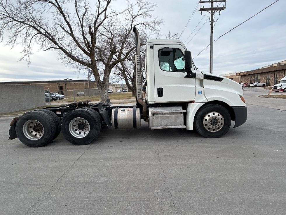 Day Cab Tractor-Heavy Duty Tractors-Freightliner-2019-T12664ST-Omaha-NE-351,419\n\t\tmiles-$ 48,500 - Image 8