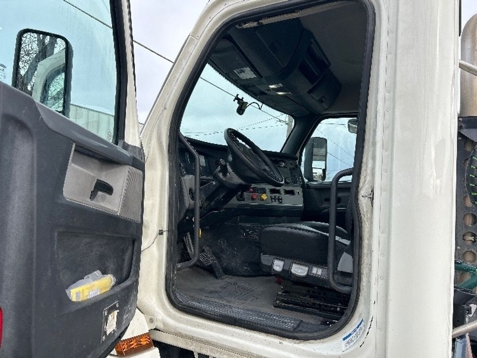 Day Cab Tractor-Heavy Duty Tractors-Freightliner-2019-T12664ST-Omaha-NE-351,419\n\t\tmiles-$ 48,500 - Image 9