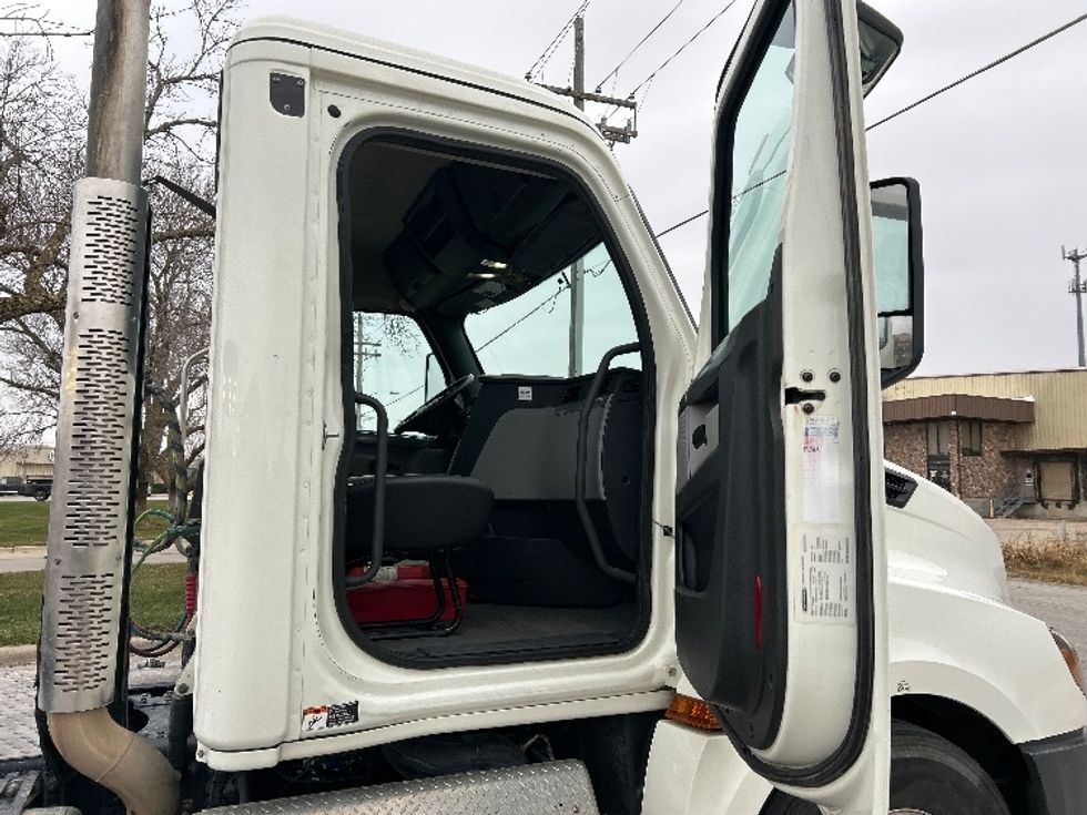 Day Cab Tractor-Heavy Duty Tractors-Freightliner-2019-T12664ST-Omaha-NE-385,144\n\t\tmiles-$ 47,750 - Image 12