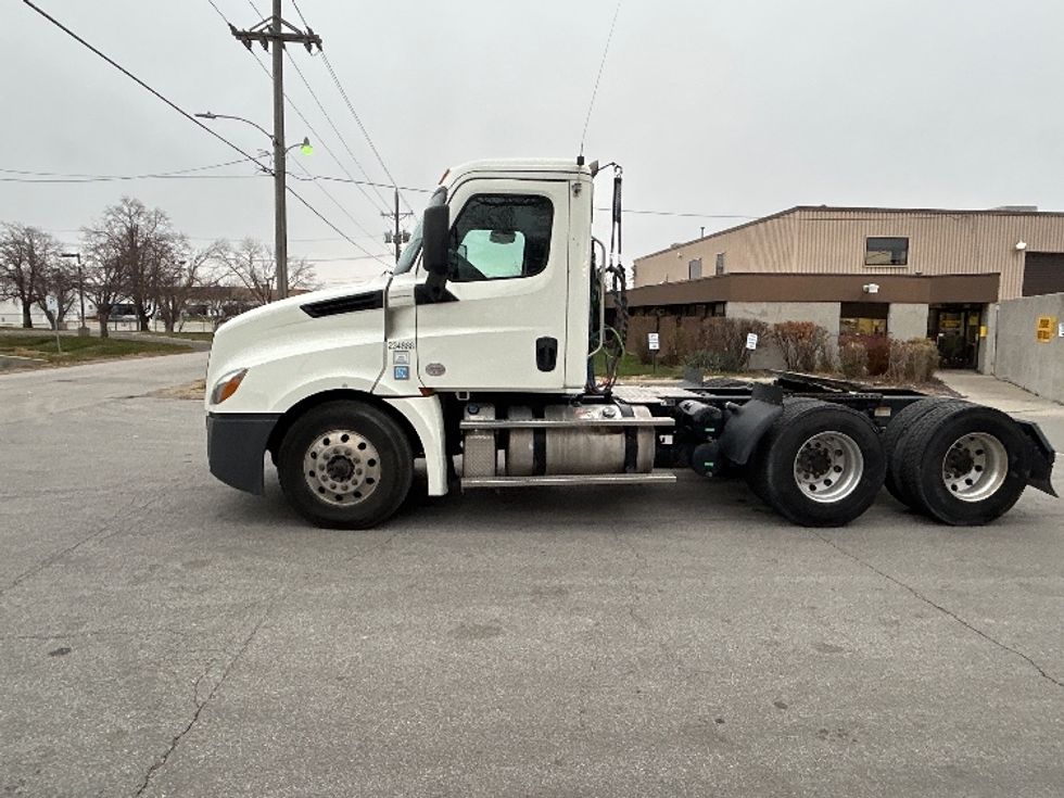Day Cab Tractor-Heavy Duty Tractors-Freightliner-2019-T12664ST-Omaha-NE-385,144\n\t\tmiles-$ 47,750 - Image 4