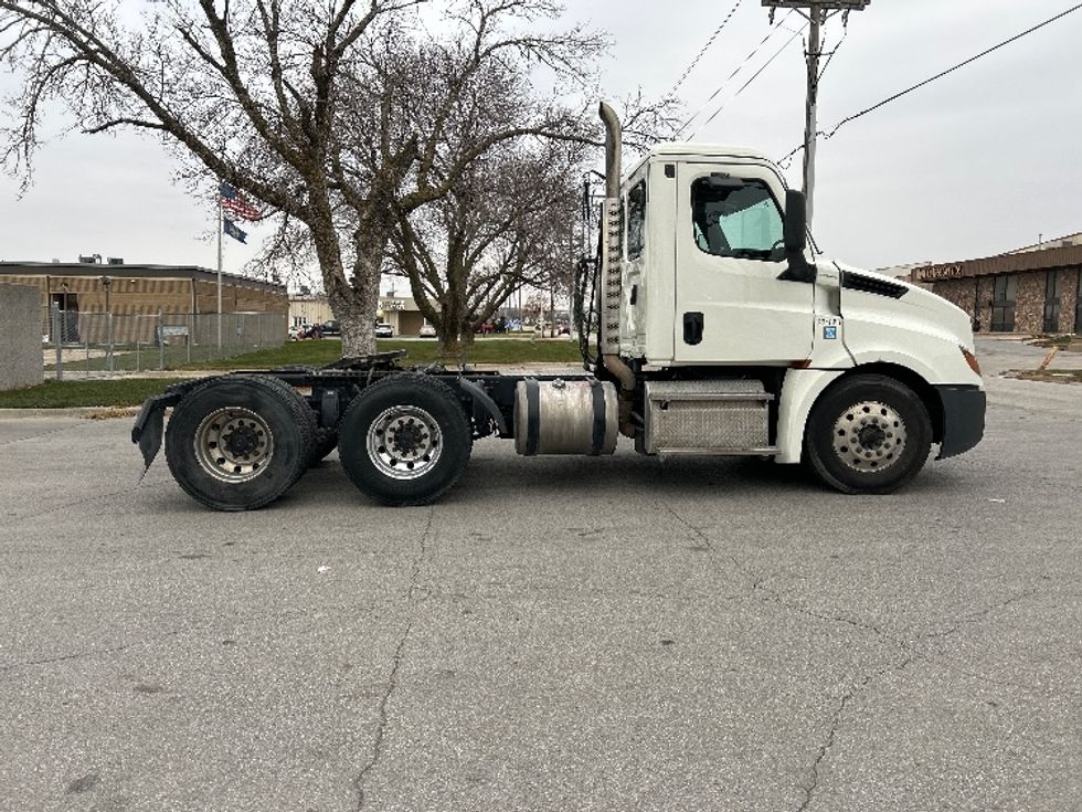 Day Cab Tractor-Heavy Duty Tractors-Freightliner-2019-T12664ST-Omaha-NE-385,144\n\t\tmiles-$ 47,750 - Image 8