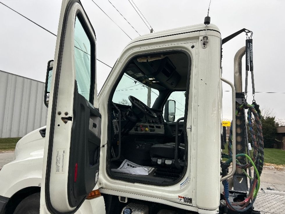 Day Cab Tractor-Heavy Duty Tractors-Freightliner-2019-T12664ST-Omaha-NE-385,144\n\t\tmiles-$ 47,750 - Image 9