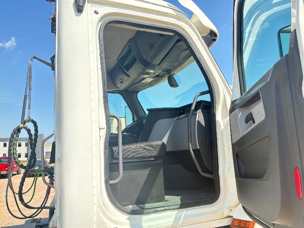 Day Cab Tractor-Heavy Duty Tractors-Freightliner-2019-T12664ST-Omaha-NE-705,974\n\t\tmiles-$ 21,500 - Image 12