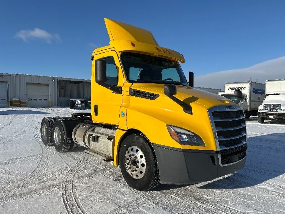 Day Cab Tractor-Heavy Duty Tractors-Freightliner-2019-T12664ST-Ottawa-ON-562,910\n\t\tkm-$ 20,000 - Image 1