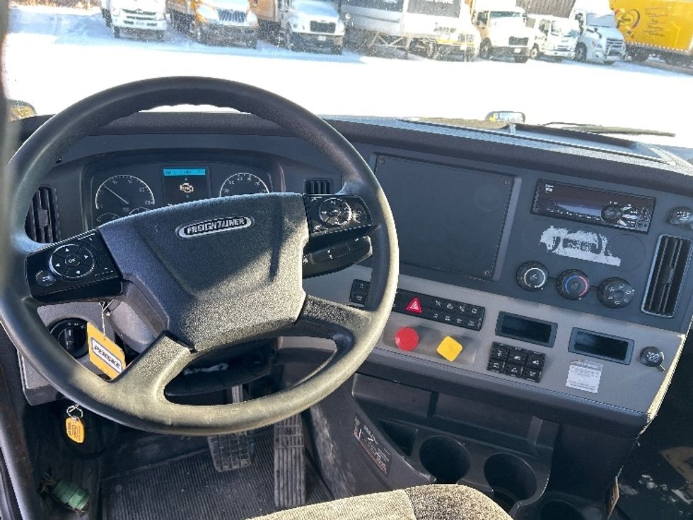Day Cab Tractor-Heavy Duty Tractors-Freightliner-2019-T12664ST-Ottawa-ON-562,910\n\t\tkm-$ 20,000 - Image 11