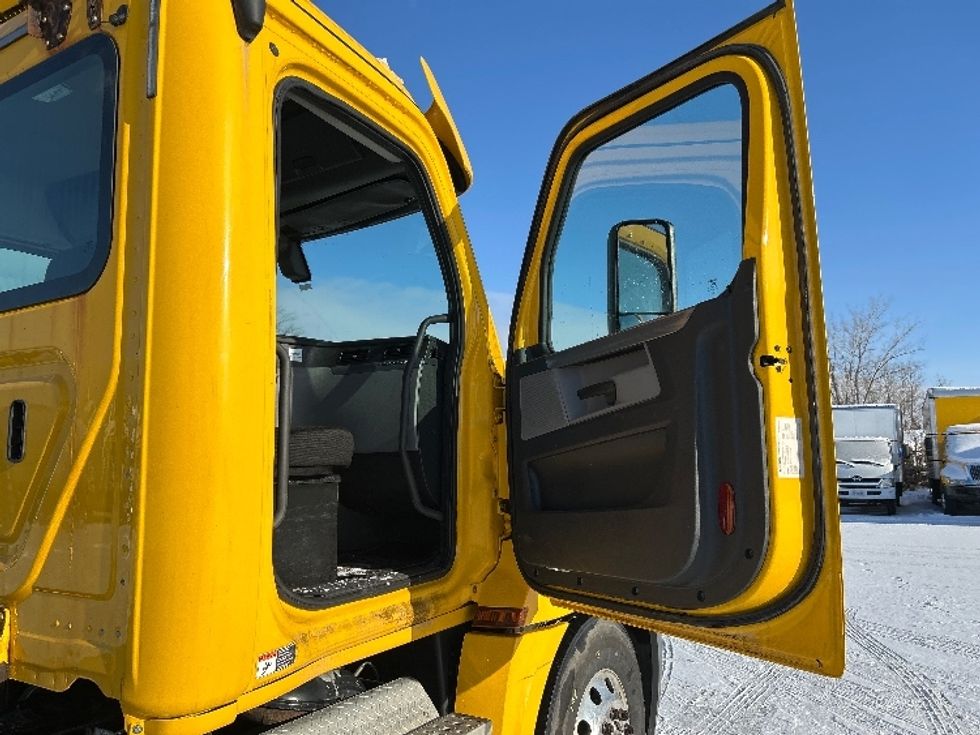 Day Cab Tractor-Heavy Duty Tractors-Freightliner-2019-T12664ST-Ottawa-ON-562,910\n\t\tkm-$ 20,000 - Image 12