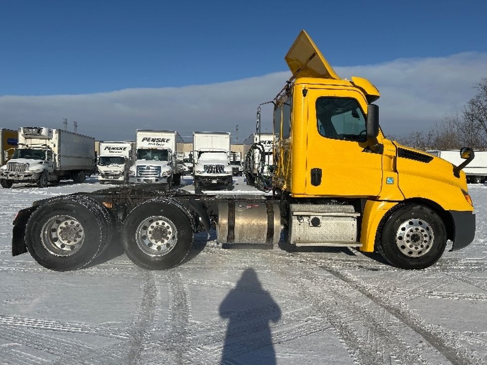 Day Cab Tractor-Heavy Duty Tractors-Freightliner-2019-T12664ST-Ottawa-ON-562,910\n\t\tkm-$ 20,000 - Image 8