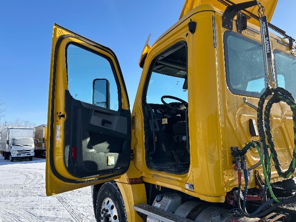 Day Cab Tractor-Heavy Duty Tractors-Freightliner-2019-T12664ST-Ottawa-ON-562,910\n\t\tkm-$ 20,000 - Image 9