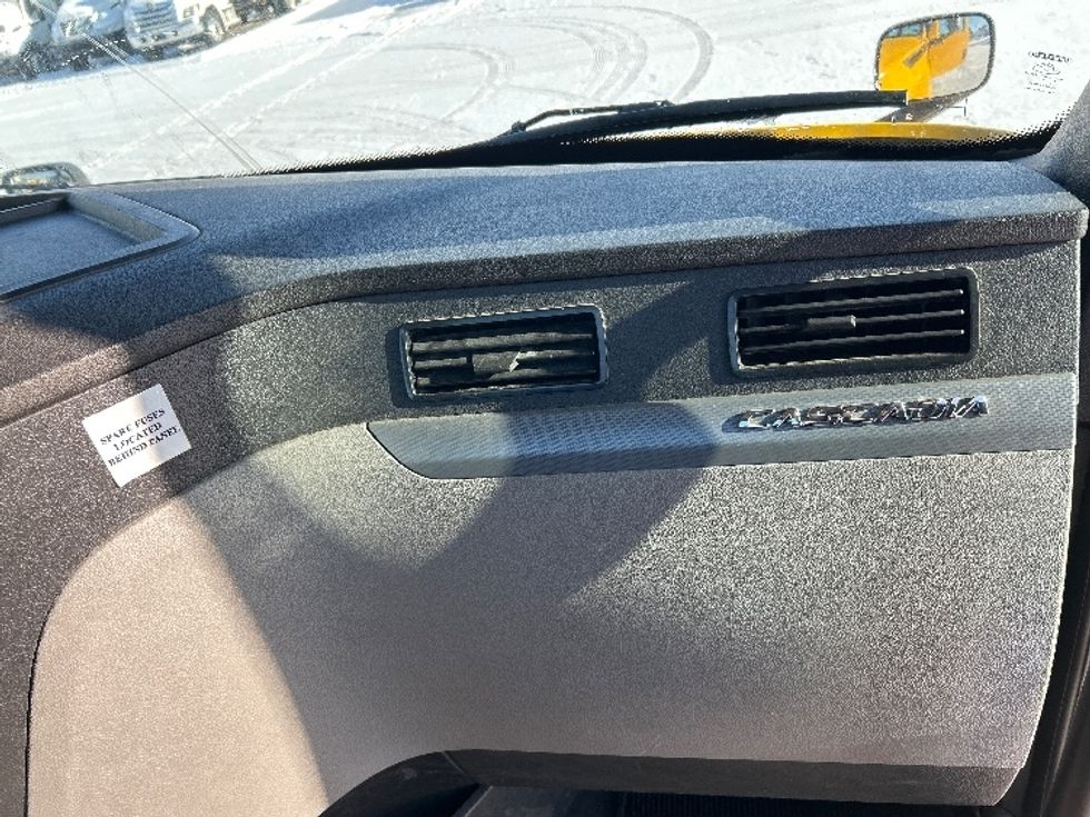 Day Cab Tractor-Heavy Duty Tractors-Freightliner-2019-T12664ST-Ottawa-ON-562,910\n\t\tkm-$ 52,000 - Image 13