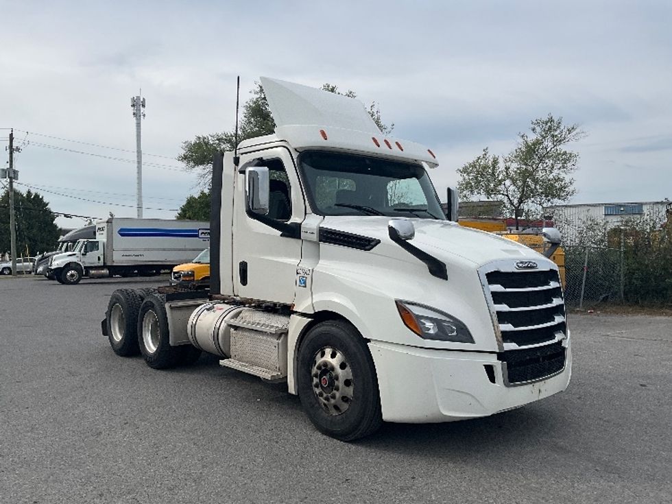 Day Cab Tractor-Heavy Duty Tractors-Freightliner-2019-T12664ST-Ottawa-ON-575,200\n\t\tkm-$ 61,250 - Image 1