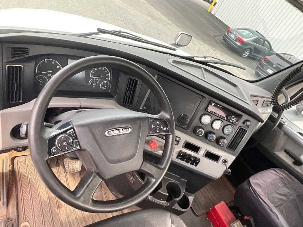 Day Cab Tractor-Heavy Duty Tractors-Freightliner-2019-T12664ST-Ottawa-ON-575,200\n\t\tkm-$ 61,250 - Image 10