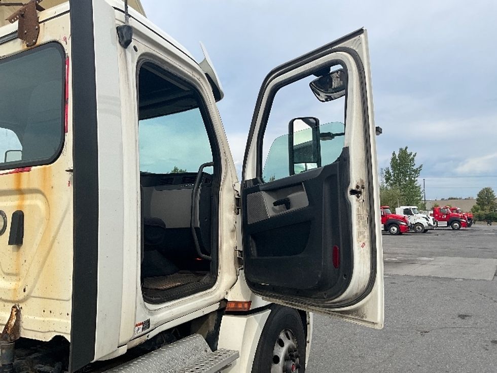 Day Cab Tractor-Heavy Duty Tractors-Freightliner-2019-T12664ST-Ottawa-ON-575,200\n\t\tkm-$ 61,250 - Image 12