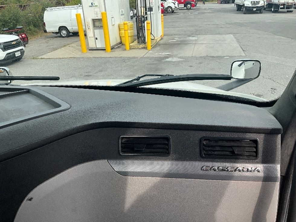 Day Cab Tractor-Heavy Duty Tractors-Freightliner-2019-T12664ST-Ottawa-ON-575,200\n\t\tkm-$ 61,250 - Image 13