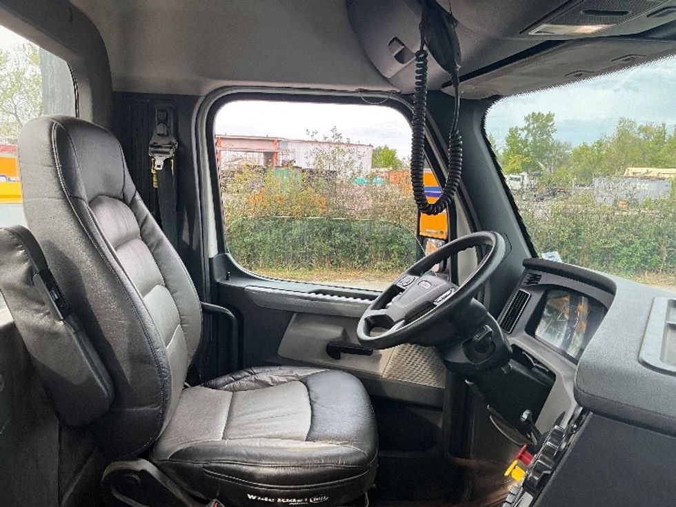 Day Cab Tractor-Heavy Duty Tractors-Freightliner-2019-T12664ST-Ottawa-ON-575,200\n\t\tkm-$ 61,250 - Image 14