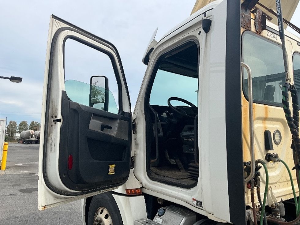 Day Cab Tractor-Heavy Duty Tractors-Freightliner-2019-T12664ST-Ottawa-ON-575,200\n\t\tkm-$ 61,250 - Image 9