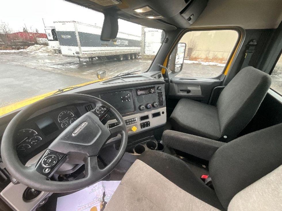 Day Cab Tractor-Heavy Duty Tractors-Freightliner-2019-T12664ST-Ottawa-ON-683,947\n\t\tkm-$ 47,750 - Image 10