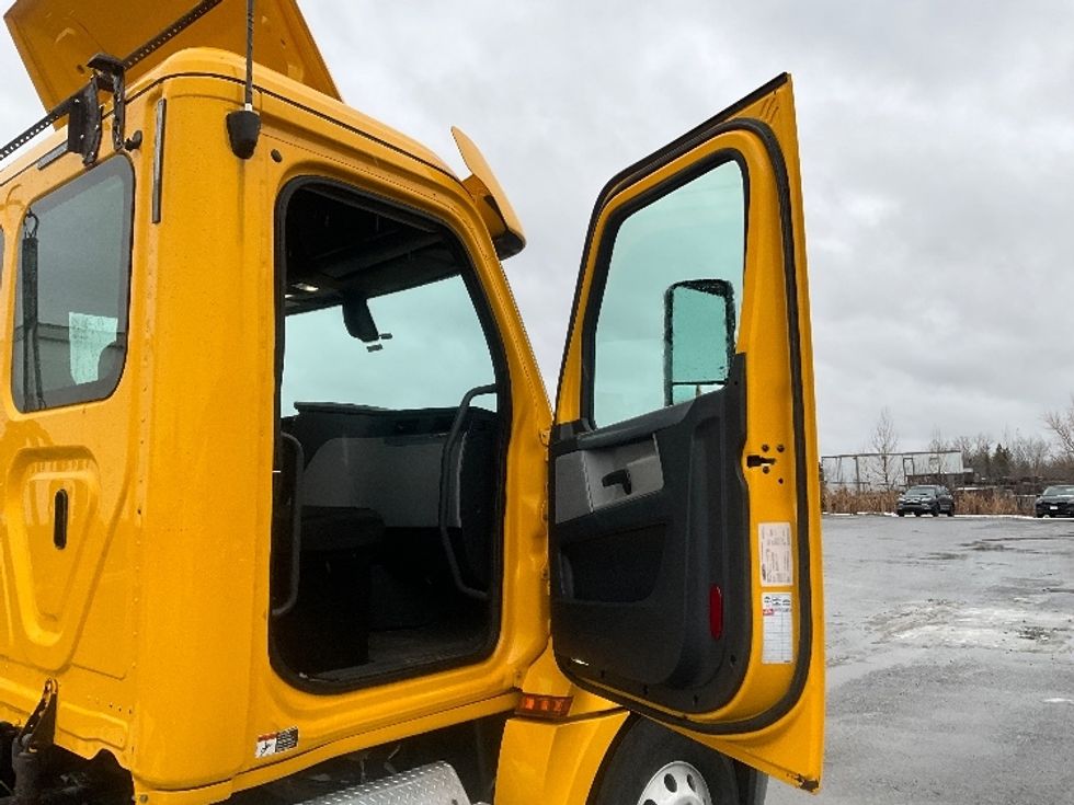 Day Cab Tractor-Heavy Duty Tractors-Freightliner-2019-T12664ST-Ottawa-ON-683,947\n\t\tkm-$ 47,750 - Image 12