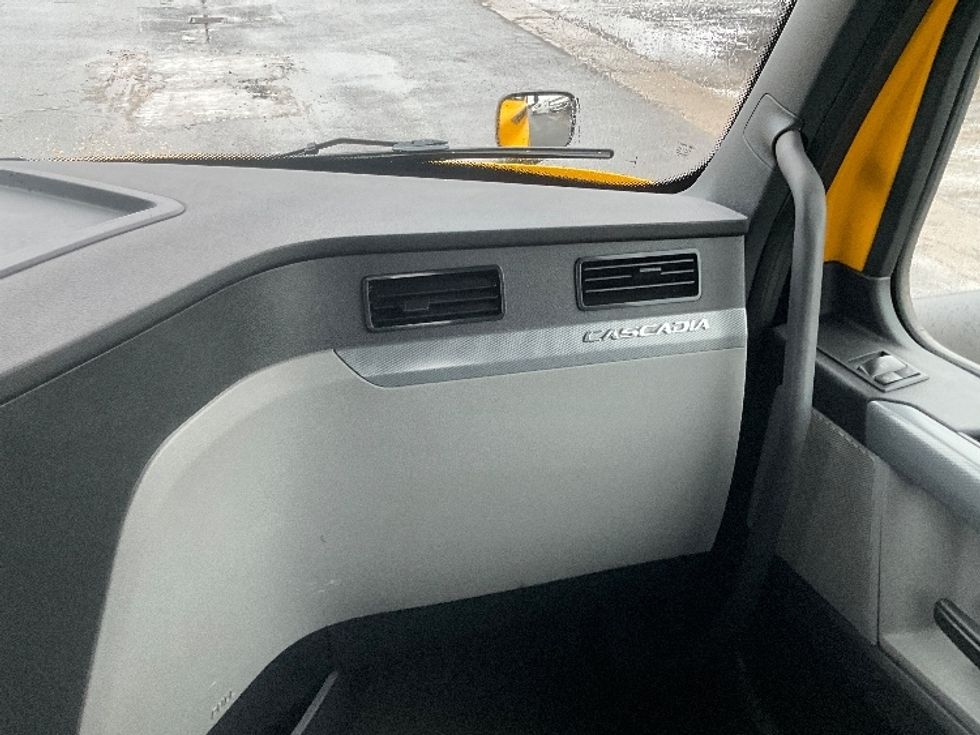 Day Cab Tractor-Heavy Duty Tractors-Freightliner-2019-T12664ST-Ottawa-ON-683,947\n\t\tkm-$ 47,750 - Image 13