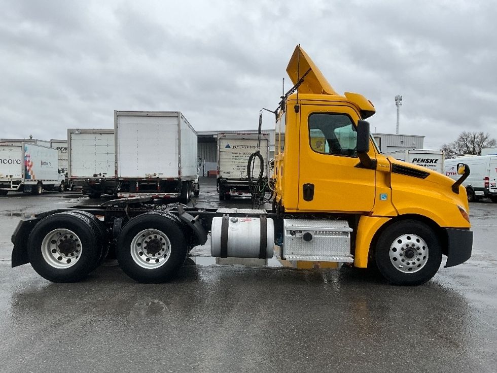 Day Cab Tractor-Heavy Duty Tractors-Freightliner-2019-T12664ST-Ottawa-ON-683,947\n\t\tkm-$ 47,750 - Image 8