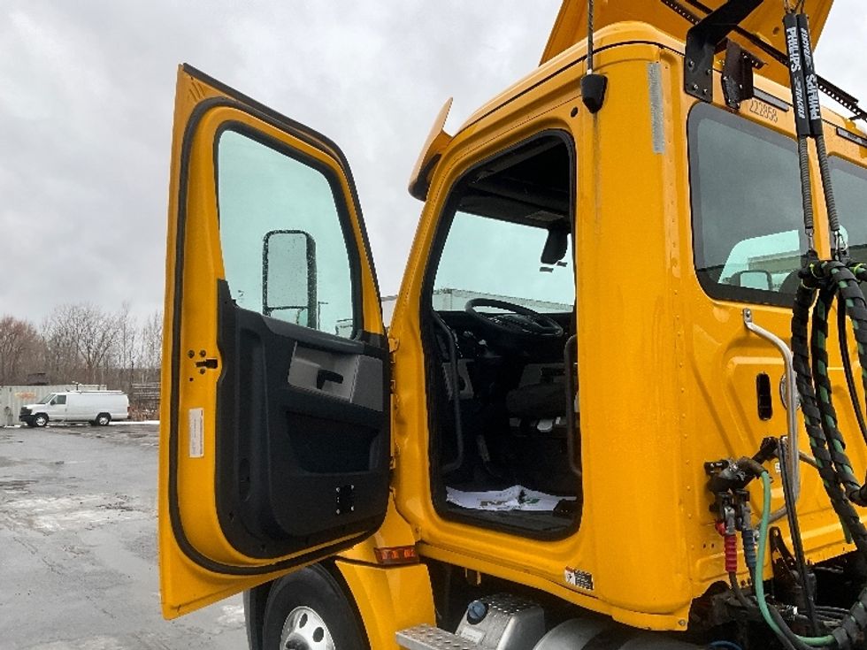 Day Cab Tractor-Heavy Duty Tractors-Freightliner-2019-T12664ST-Ottawa-ON-683,947\n\t\tkm-$ 47,750 - Image 9