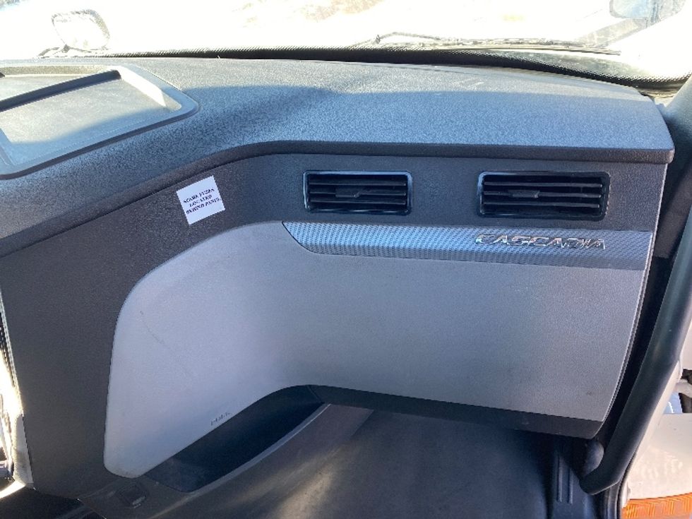 Day Cab Tractor-Heavy Duty Tractors-Freightliner-2019-T12664ST-Parkersburg-WV-400,965\n\t\tmiles-$ 51,500 - Image 13