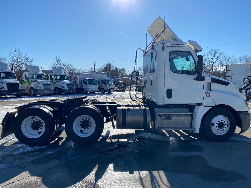 Day Cab Tractor-Heavy Duty Tractors-Freightliner-2019-T12664ST-Parkersburg-WV-400,965\n\t\tmiles-$ 51,500 - Image 8