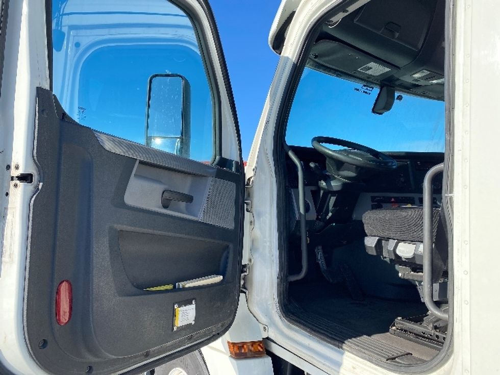 Day Cab Tractor-Heavy Duty Tractors-Freightliner-2019-T12664ST-Parkersburg-WV-400,965\n\t\tmiles-$ 51,500 - Image 9