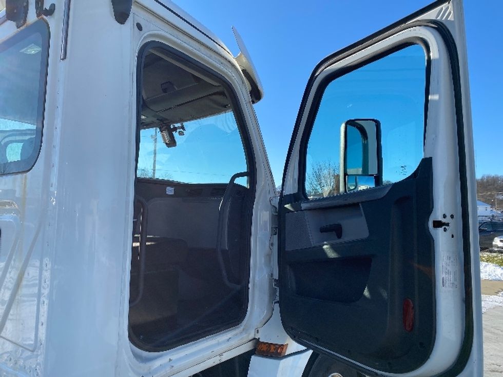 Day Cab Tractor-Heavy Duty Tractors-Freightliner-2019-T12664ST-Parkersburg-WV-456,552\n\t\tmiles-$ 48,750 - Image 12