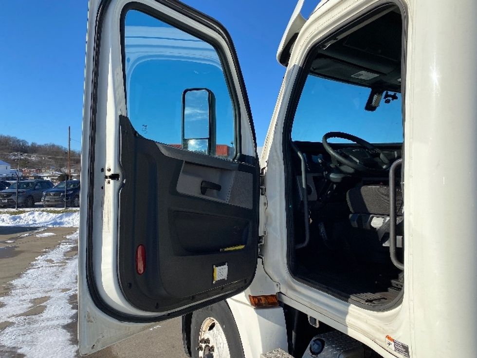 Day Cab Tractor-Heavy Duty Tractors-Freightliner-2019-T12664ST-Parkersburg-WV-456,552\n\t\tmiles-$ 48,750 - Image 9