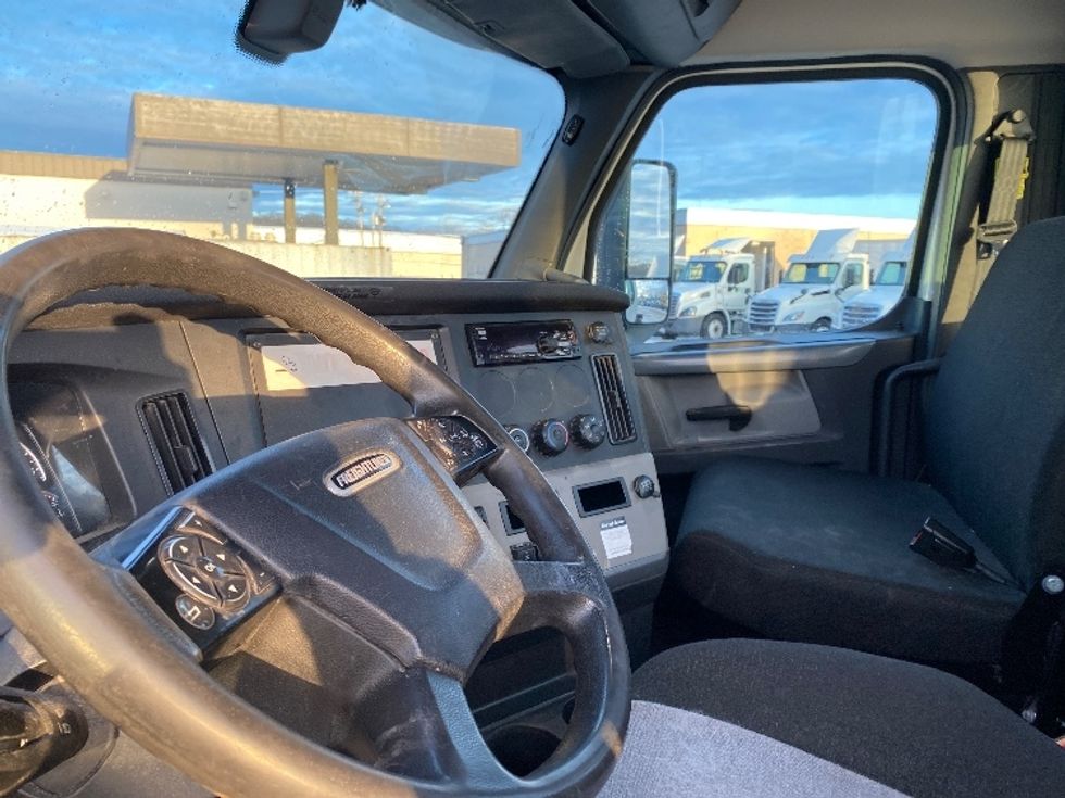 Day Cab Tractor-Heavy Duty Tractors-Freightliner-2019-T12664ST-Parkersburg-WV-534,656\n\t\tmiles-$ 41,250 - Image 10