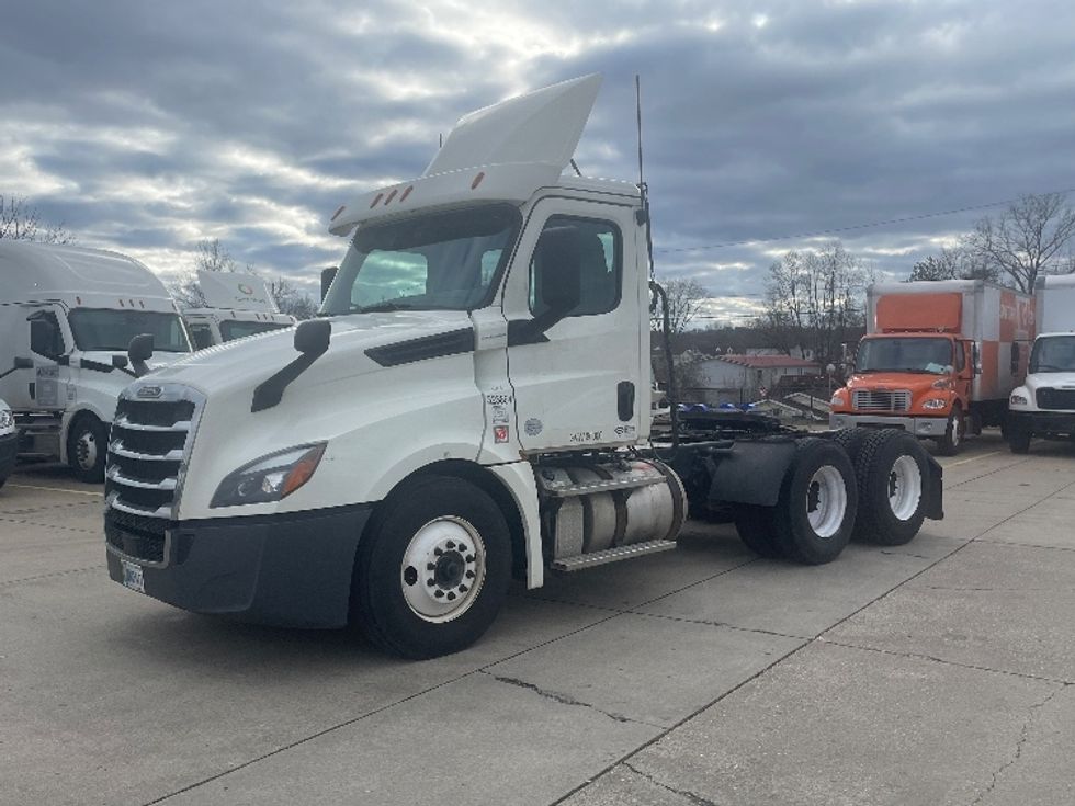 Day Cab Tractor-Heavy Duty Tractors-Freightliner-2019-T12664ST-Parkersburg-WV-534,656\n\t\tmiles-$ 41,250 - Image 3