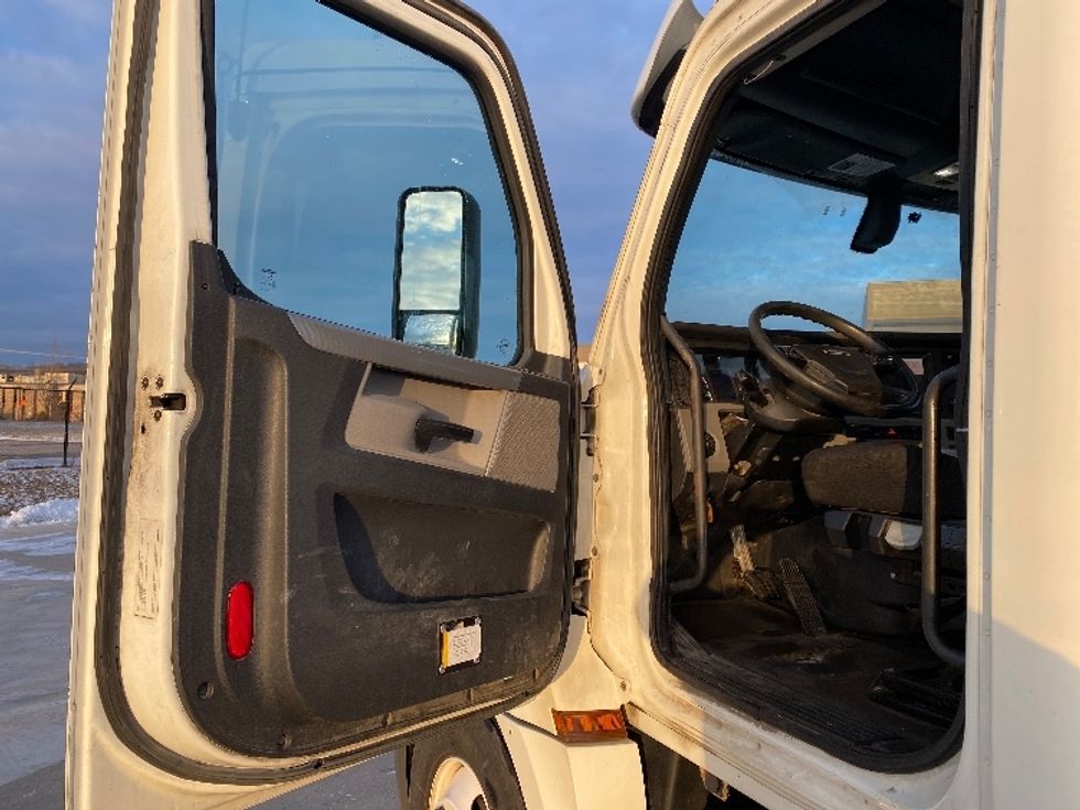 Day Cab Tractor-Heavy Duty Tractors-Freightliner-2019-T12664ST-Parkersburg-WV-534,656\n\t\tmiles-$ 41,250 - Image 9