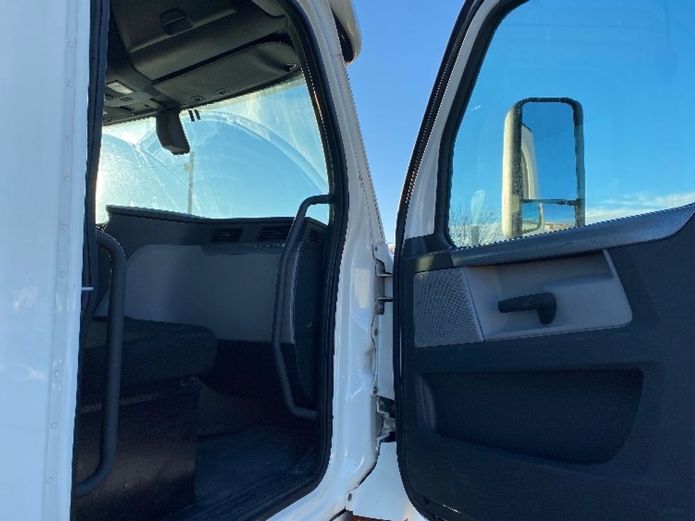 Day Cab Tractor-Heavy Duty Tractors-Freightliner-2019-T12664ST-Parkersburg-WV-540,473\n\t\tmiles-$ 40,750 - Image 12