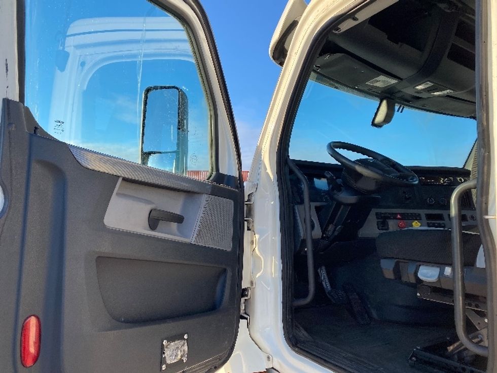 Day Cab Tractor-Heavy Duty Tractors-Freightliner-2019-T12664ST-Parkersburg-WV-540,473\n\t\tmiles-$ 40,750 - Image 9
