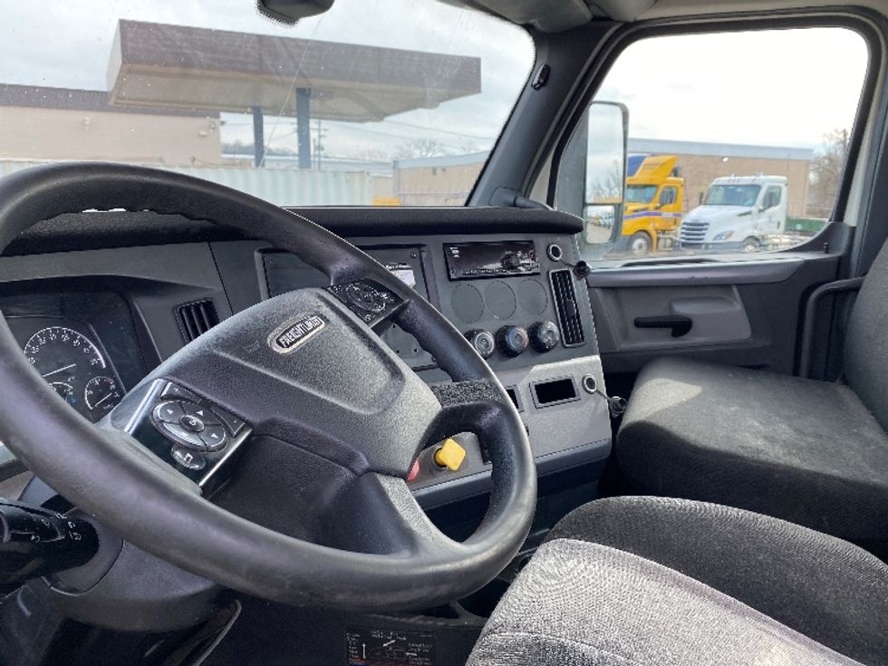 Day Cab Tractor-Heavy Duty Tractors-Freightliner-2019-T12664ST-Parkersburg-WV-546,216\n\t\tmiles-$ 40,250 - Image 10