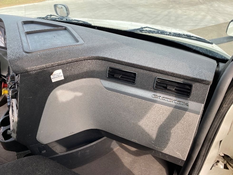 Day Cab Tractor-Heavy Duty Tractors-Freightliner-2019-T12664ST-Parkersburg-WV-546,216\n\t\tmiles-$ 40,250 - Image 13