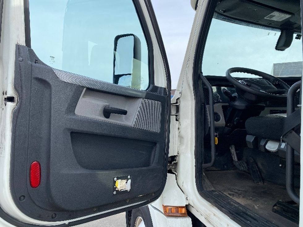 Day Cab Tractor-Heavy Duty Tractors-Freightliner-2019-T12664ST-Parkersburg-WV-546,216\n\t\tmiles-$ 40,250 - Image 9