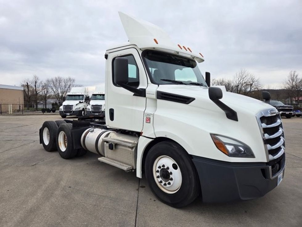 Day Cab Tractor-Heavy Duty Tractors-Freightliner-2019-T12664ST-Parkersburg-WV-546,218\n\t\tmiles-$ 37,500 - Image 1