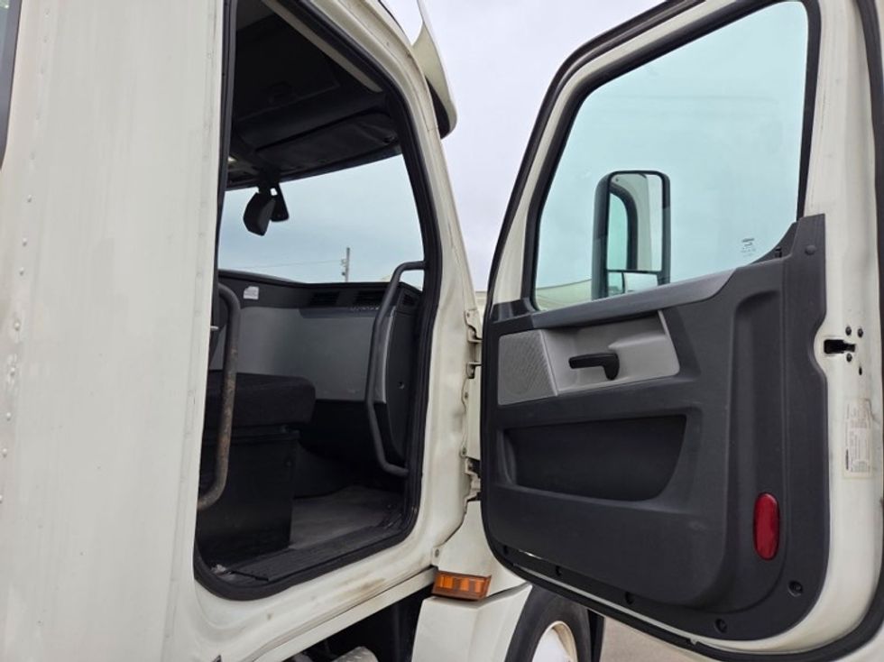 Day Cab Tractor-Heavy Duty Tractors-Freightliner-2019-T12664ST-Parkersburg-WV-546,218\n\t\tmiles-$ 37,500 - Image 12