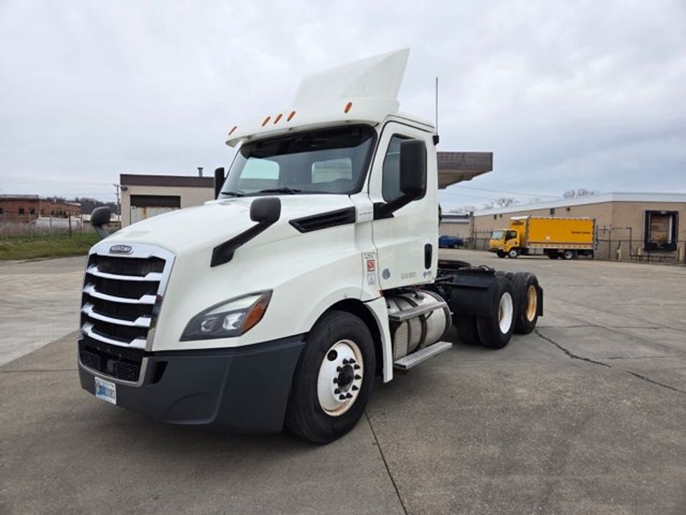 Day Cab Tractor-Heavy Duty Tractors-Freightliner-2019-T12664ST-Parkersburg-WV-546,218\n\t\tmiles-$ 37,500 - Image 3
