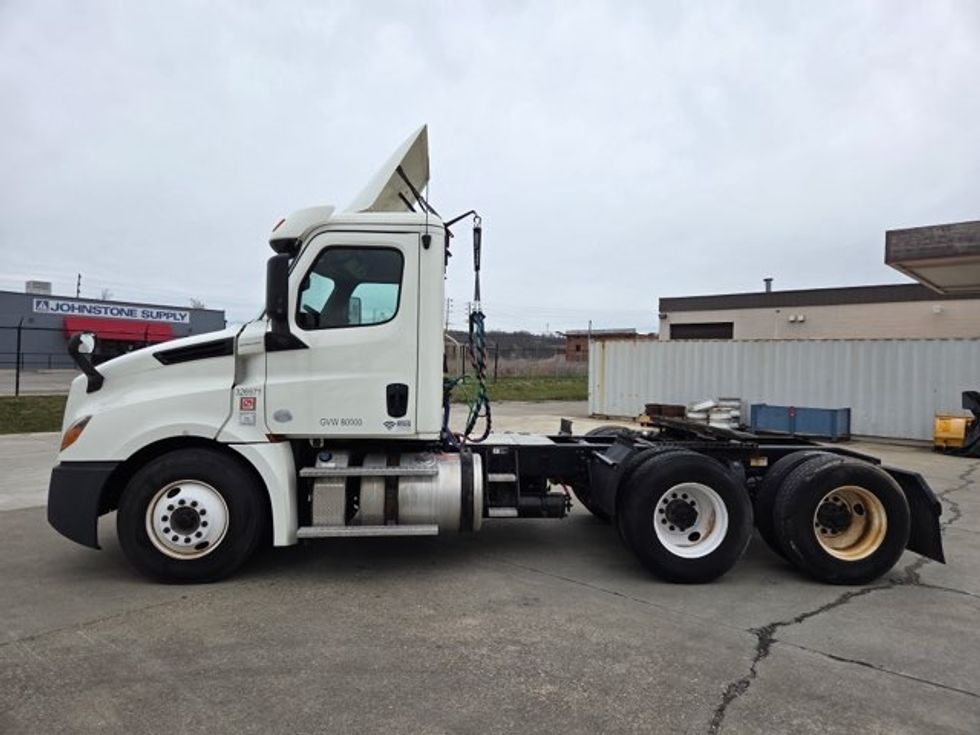 Day Cab Tractor-Heavy Duty Tractors-Freightliner-2019-T12664ST-Parkersburg-WV-546,218\n\t\tmiles-$ 37,500 - Image 4