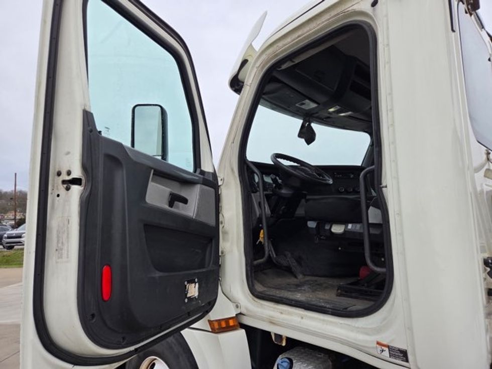 Day Cab Tractor-Heavy Duty Tractors-Freightliner-2019-T12664ST-Parkersburg-WV-546,218\n\t\tmiles-$ 37,500 - Image 9