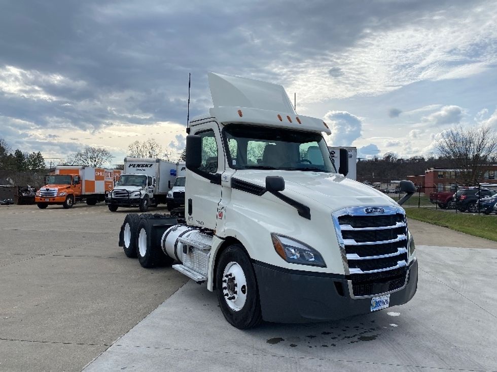 Day Cab Tractor-Heavy Duty Tractors-Freightliner-2019-T12664ST-Parkersburg-WV-585,124\n\t\tmiles-$ 36,500 - Image 1