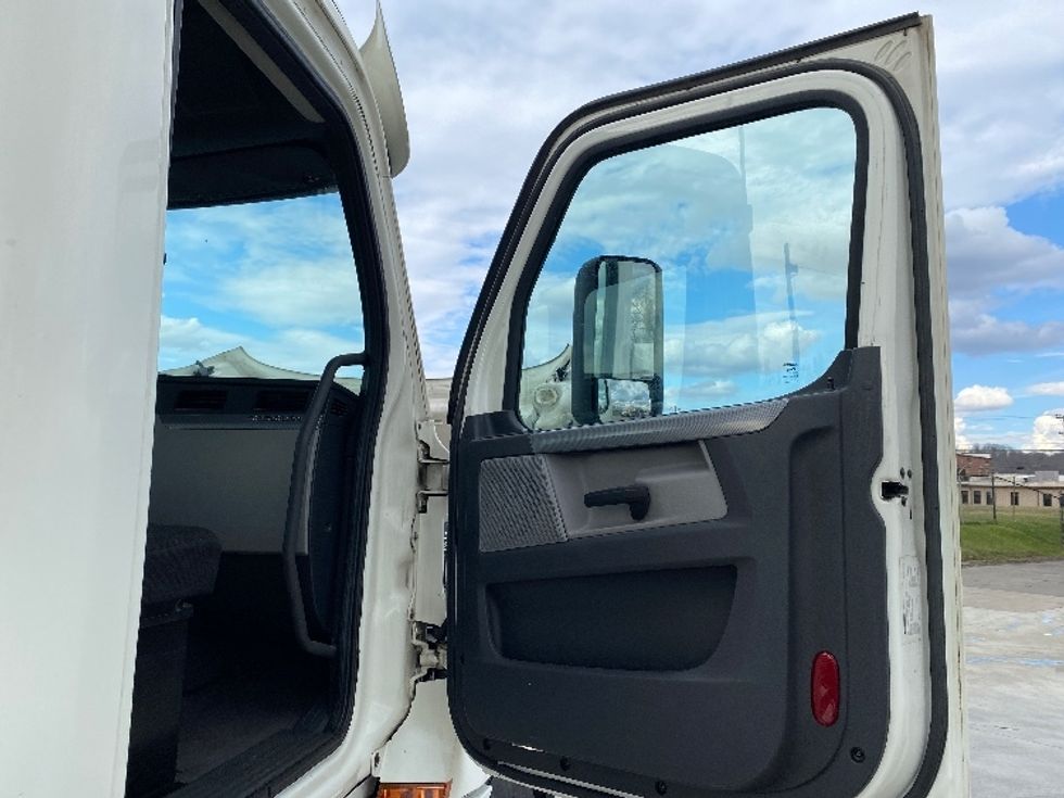 Day Cab Tractor-Heavy Duty Tractors-Freightliner-2019-T12664ST-Parkersburg-WV-585,124\n\t\tmiles-$ 36,500 - Image 12