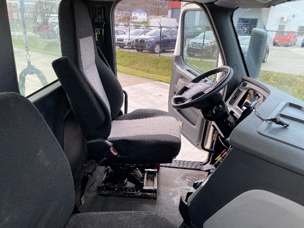 Day Cab Tractor-Heavy Duty Tractors-Freightliner-2019-T12664ST-Parkersburg-WV-585,124\n\t\tmiles-$ 36,500 - Image 14
