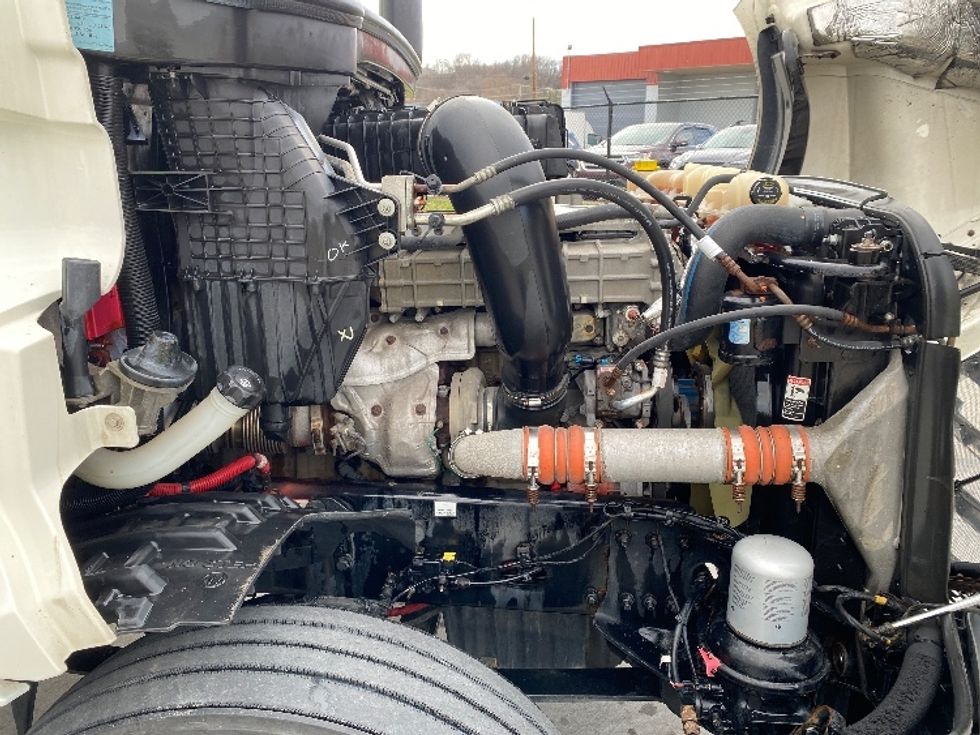 Day Cab Tractor-Heavy Duty Tractors-Freightliner-2019-T12664ST-Parkersburg-WV-585,124\n\t\tmiles-$ 36,500 - Image 15